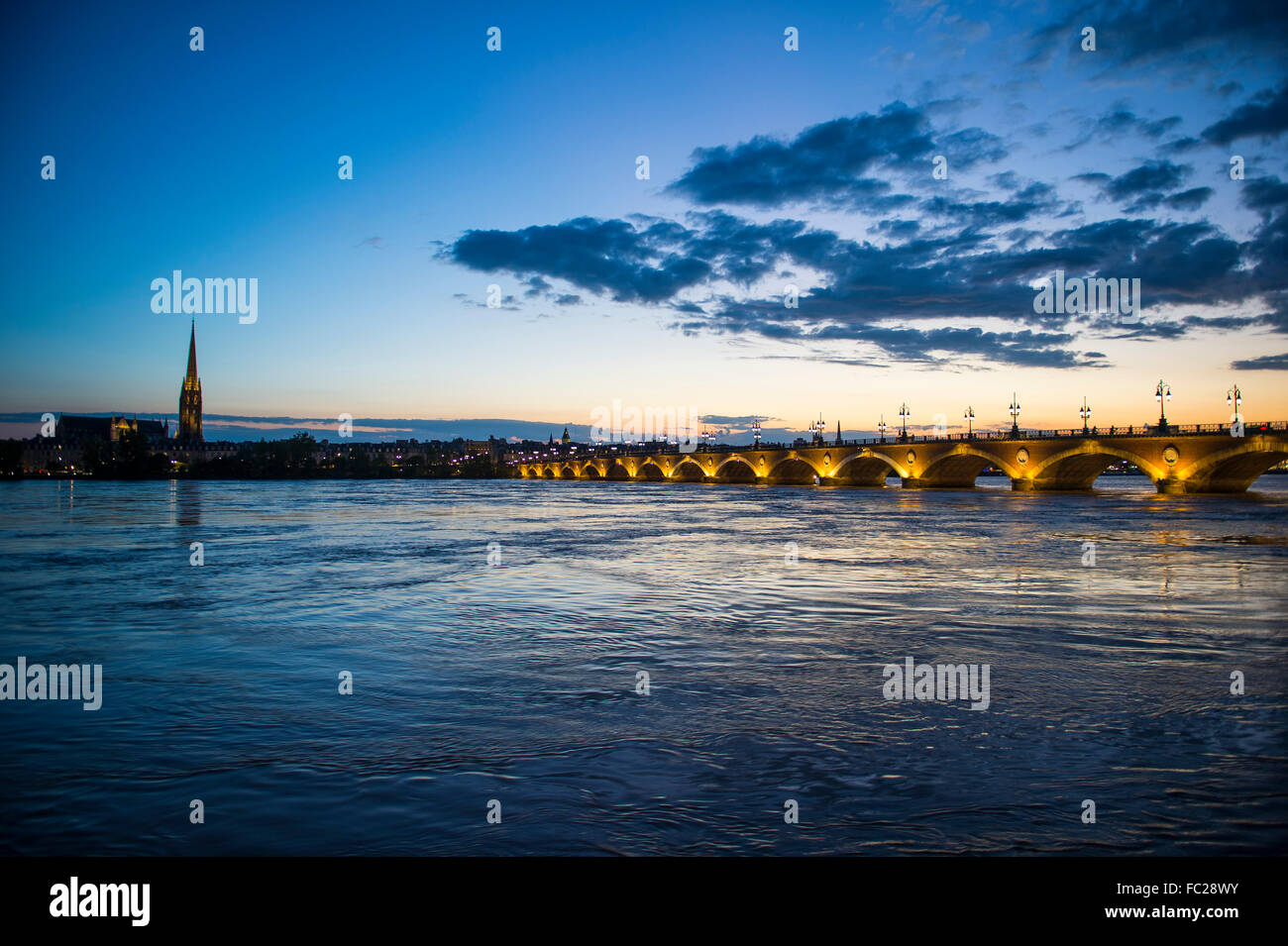 Pont de Pierre, historische Brücke über den Fluss Garonne in der Abenddämmerung, Bordeaux, Frankreich Stockfoto