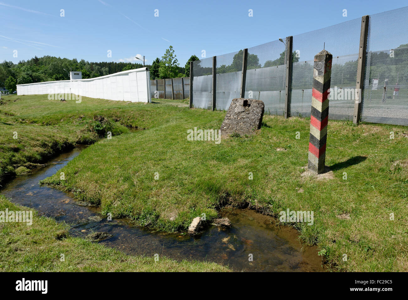 Grenzposten der DDR-Grenze in der ehemaligen DDR, der Rest der Mauer und der Barriere im geteilten Dorf Mödlareuth Stockfoto