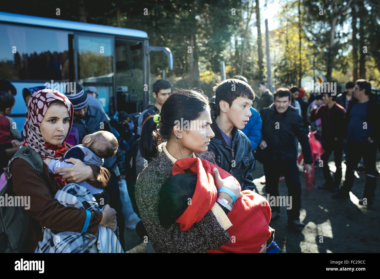Ankunft eines Busses mit Flüchtlingen, erste Auffangeinrichtung an der Grenze zu Österreich, Wegscheid, Bayern, Deutschland Stockfoto