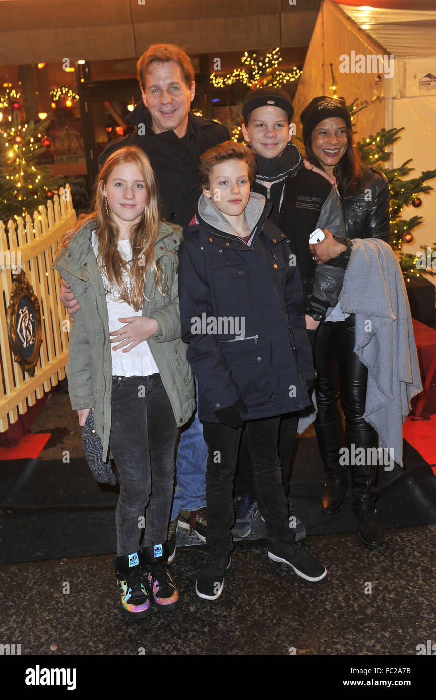 Roncalli Weihnachtscircus im Tempodrom Berlin-Mitte mit: Ackie Brown, Thomas Heinze Mit Seinen Drei Kindern Sam Und Den Zwillingen Lucille Und Lennon wo: Berlin, Deutschland: 19. Dezember 2015 Stockfoto