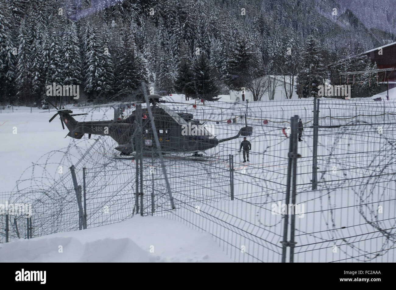 Davos, Schweiz. 20. Januar 2016. Ein Militärhubschrauber sieht in Davos, Schweiz, 20. Januar 2016. Die 46. Jahrestagung der WEF beruft von 20 bis 23 Januar in Davos, unter dem Motto "Die vierte industrielle Revolution zu meistern". Bildnachweis: Xu Jinquan/Xinhua/Alamy Live-Nachrichten Stockfoto