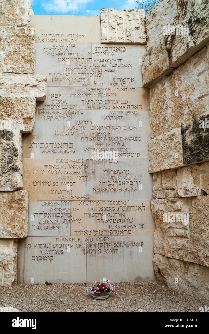Tal der Gemeinden, Steinmauern mit Inschriften zum Gedenken an über 5.000 jüdische Gemeinden, Yad Vashem, Israel Stockfoto