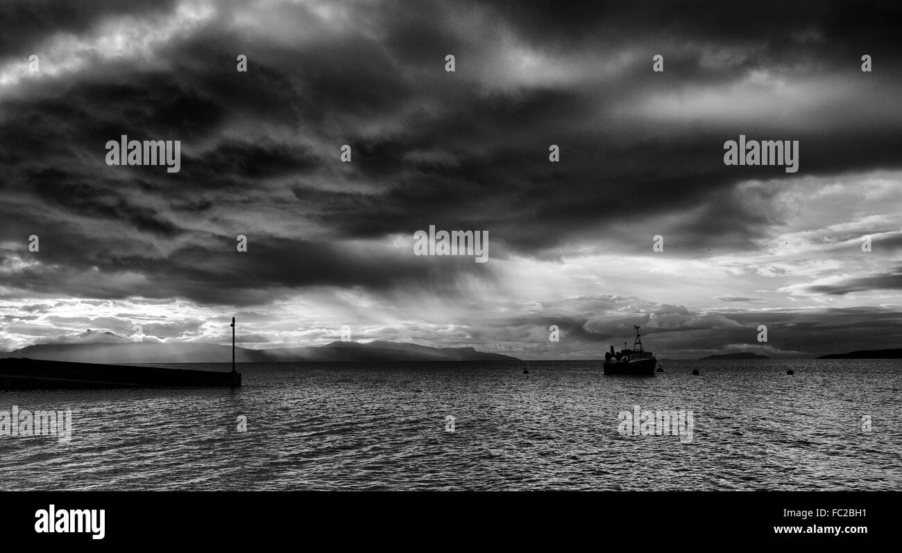 Dramatische Wolken auf einem Winternachmittag in Elgol auf der Isle Of Skye, Schottland, Vereinigtes Königreich Stockfoto