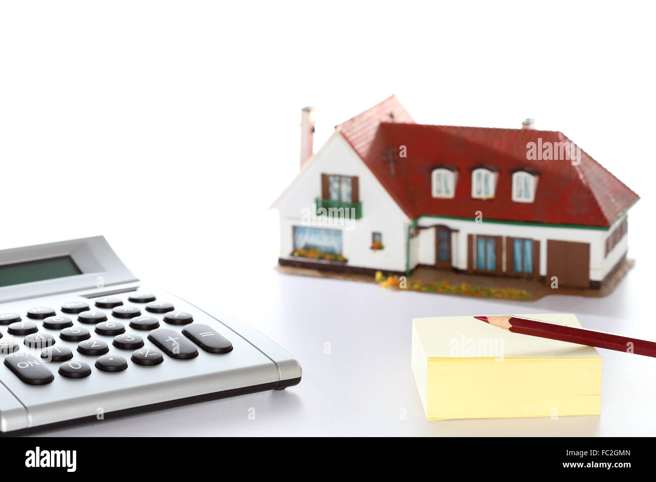 Hausmodell und Taschenrechner Stockfoto