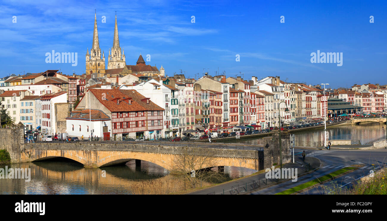 Bayonne Panorama Blick auf die Stadt mit dem Fluss Nive im Vordergrund (Bayonne, Pyrénées Atlantiques, Aquitaine, Frankreich, Europa). Stockfoto