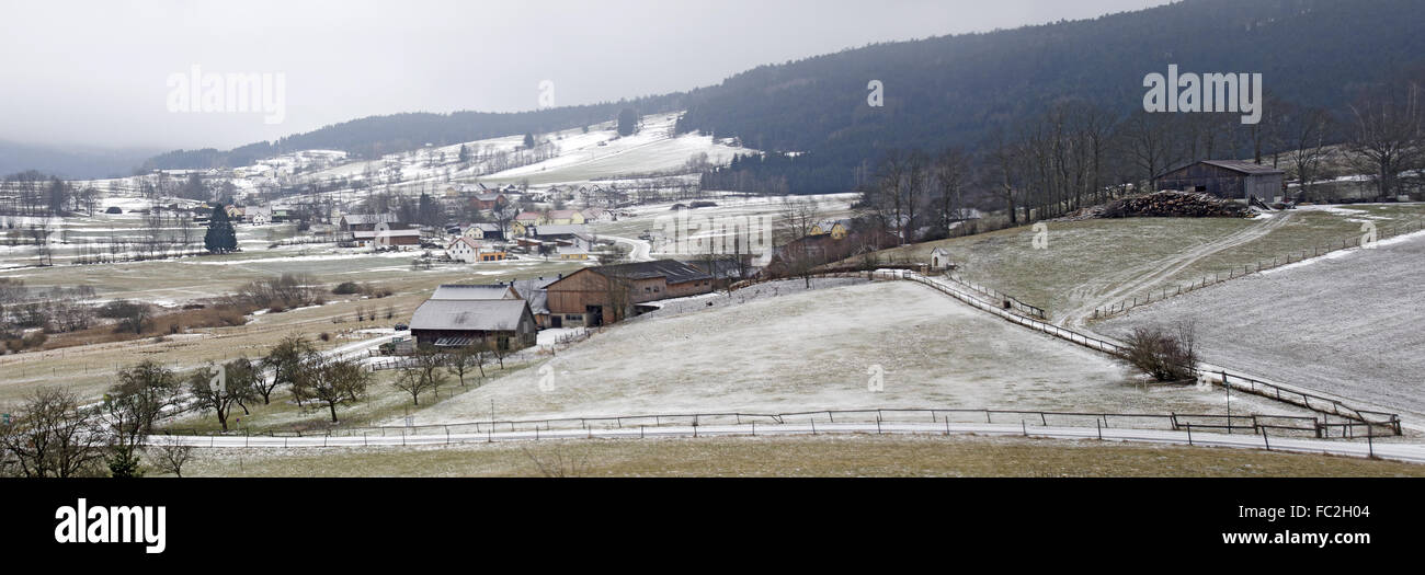 winterliches Dorf am Wald Viertel Stockfoto