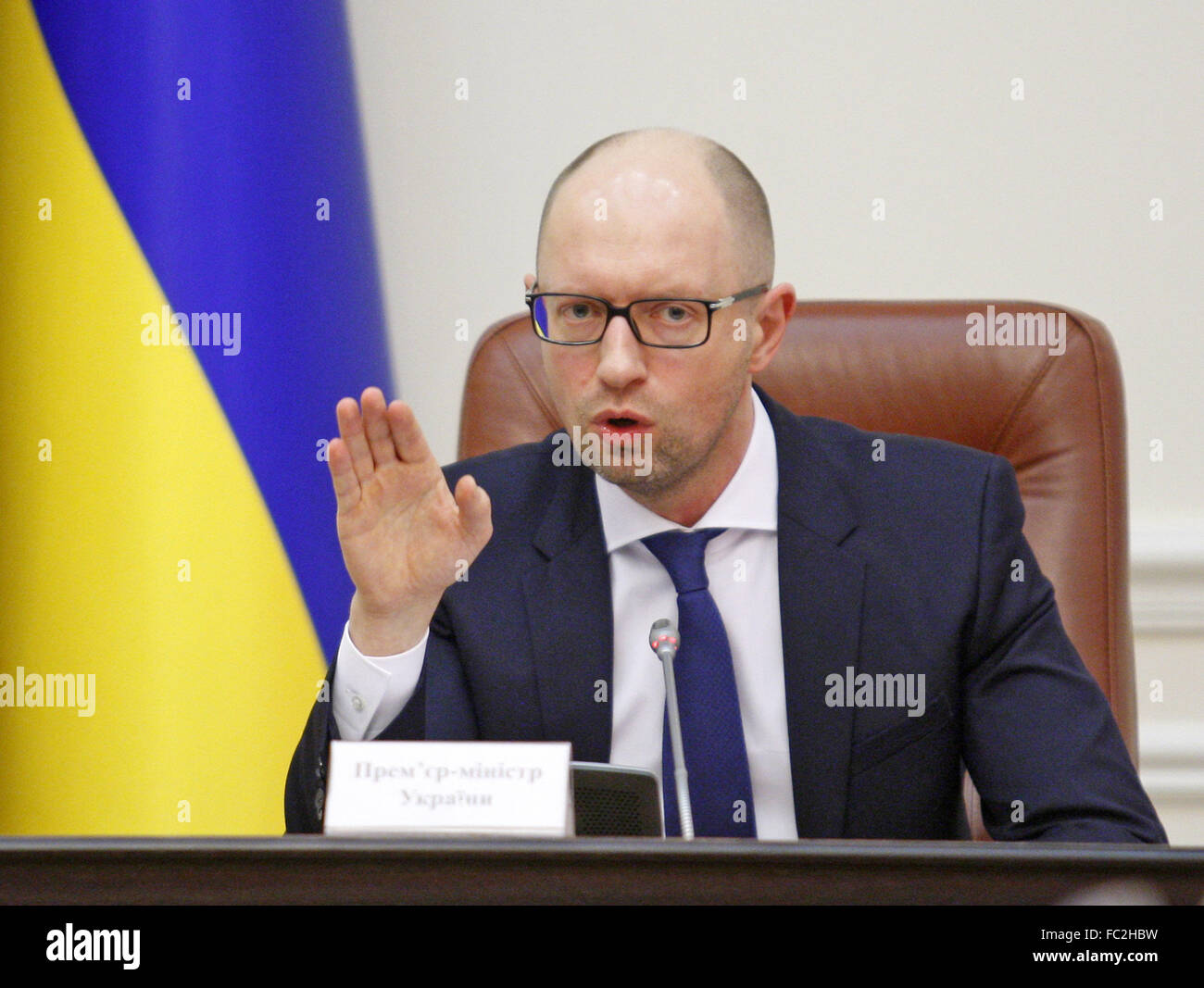 Kiew, Ukraine. 20. Januar 2016. Ukrainische Ministerpräsidentin ARSENIY YATSENYUK sprechen bei Treffen der Schrank Minister von Ukraine, 20. Januar 2016. Das Kabinett genehmigt eine erweiterte Liste von 70 russische Ware von Überschriften, fallen unter das Embargo und verboten für den Import in die Ukraine, Arseniy Yatseniuk sagte. © Serg Glovny/ZUMA Draht/Alamy Live-Nachrichten Stockfoto