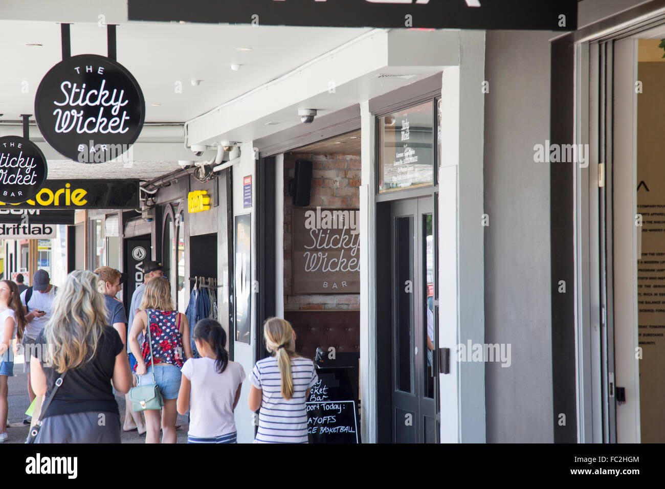 Byron Bay High Street und eine Bar namens Sticky Wicket, new-South.Wales, Australien Stockfoto