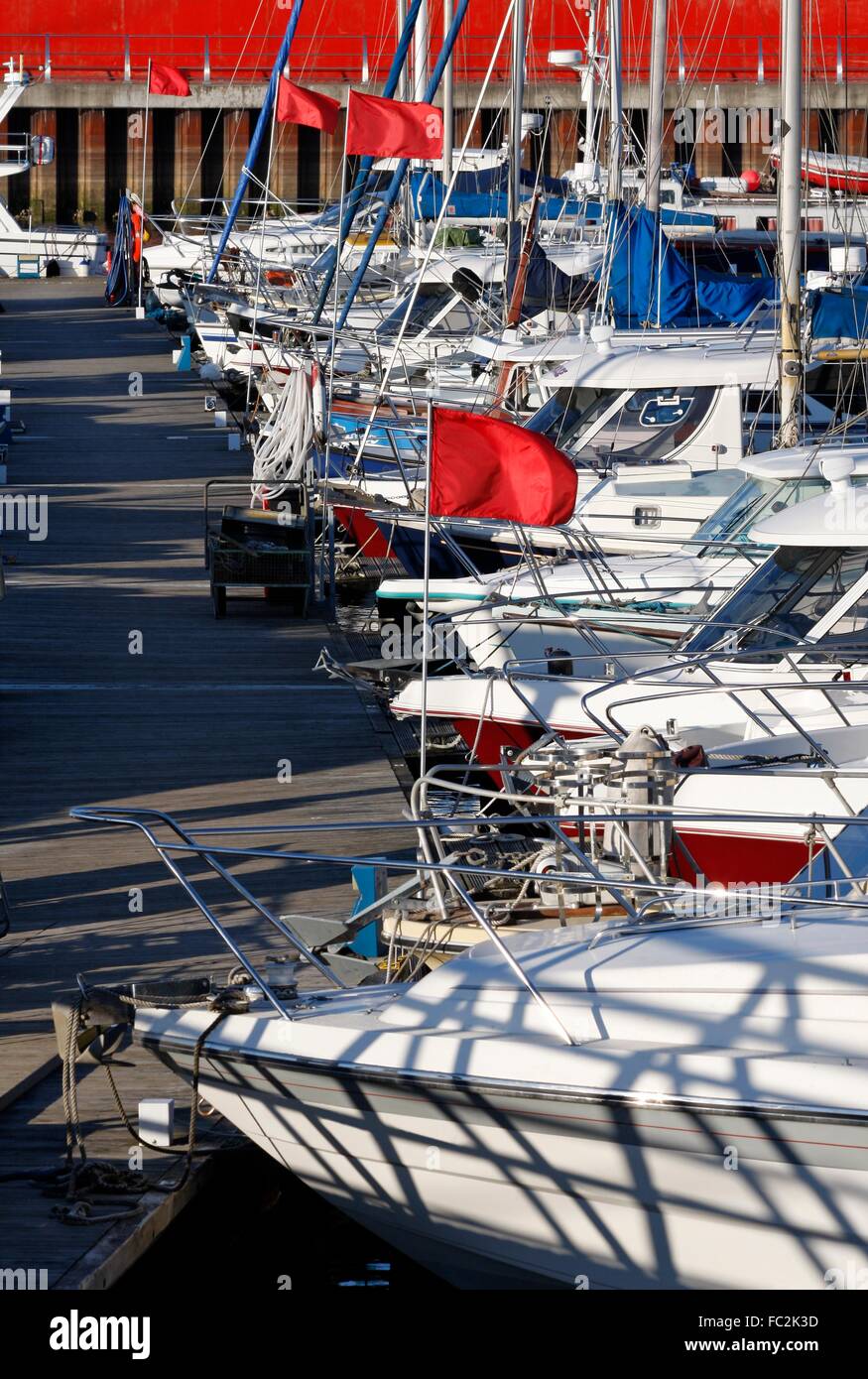 Yachten und Motorboote vor Anker in einer marina Stockfoto
