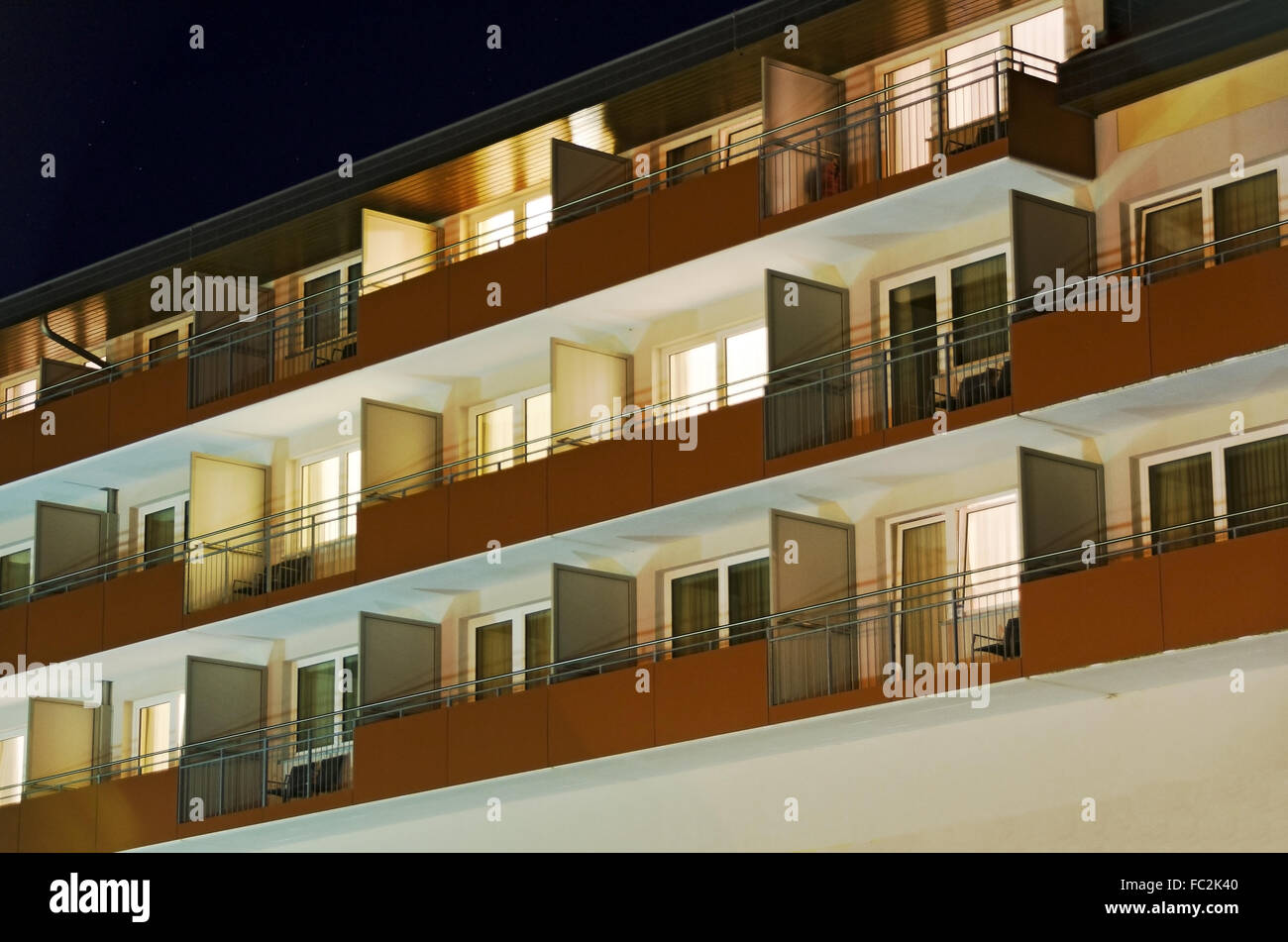 Vorderseite des Hotels mit Balkon in der Nacht Stockfoto