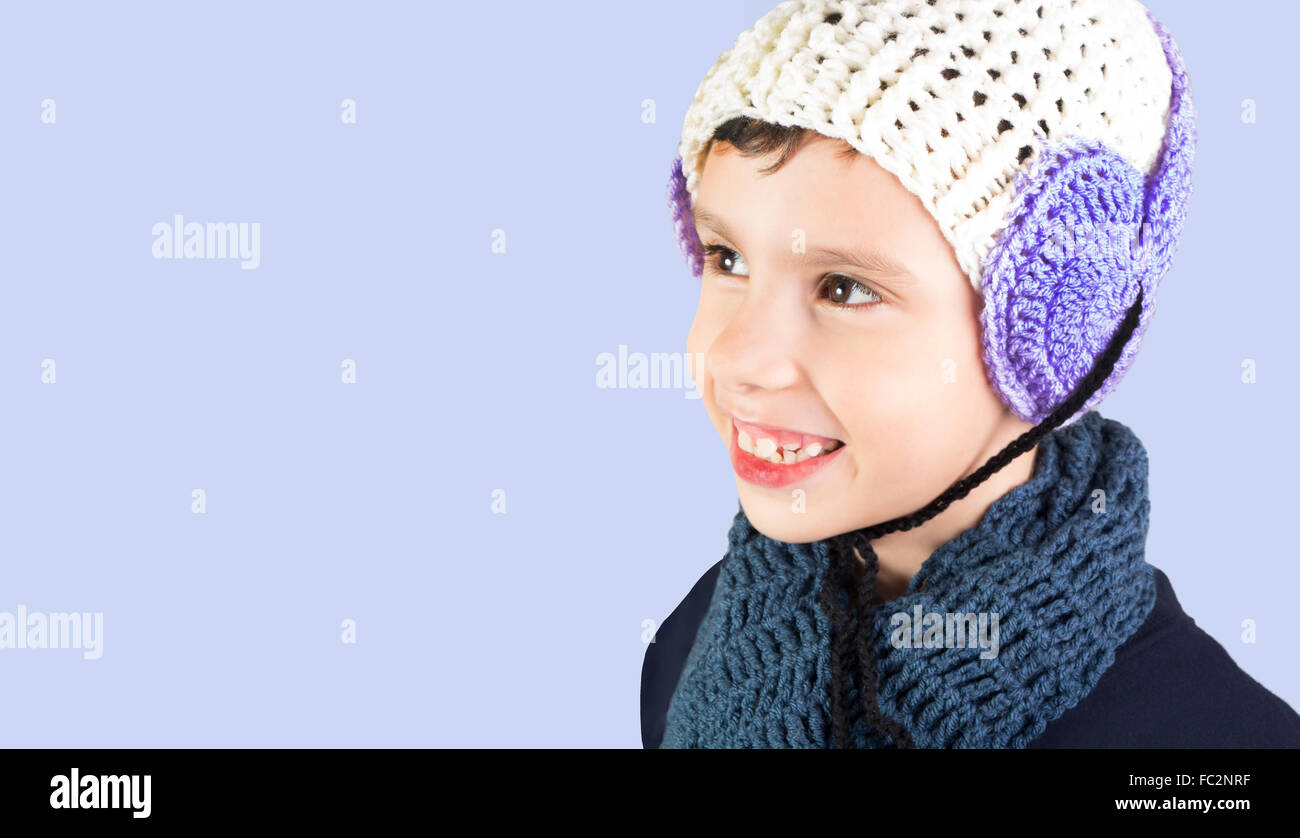 Kleiner Junge in warme Mütze Stockfoto