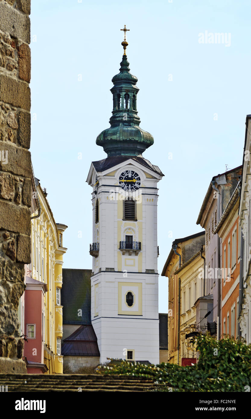 Turm der Pfarrkirche mit Uhr Stockfoto