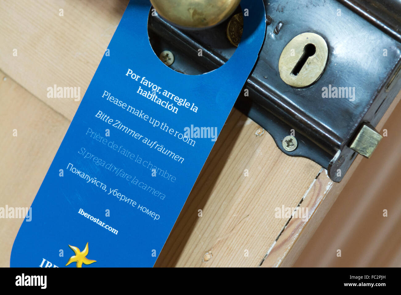 Machen Sie die Zimmer Schild hängen Türknauf im Hotel in verschiedenen Sprachen geschrieben Stockfoto