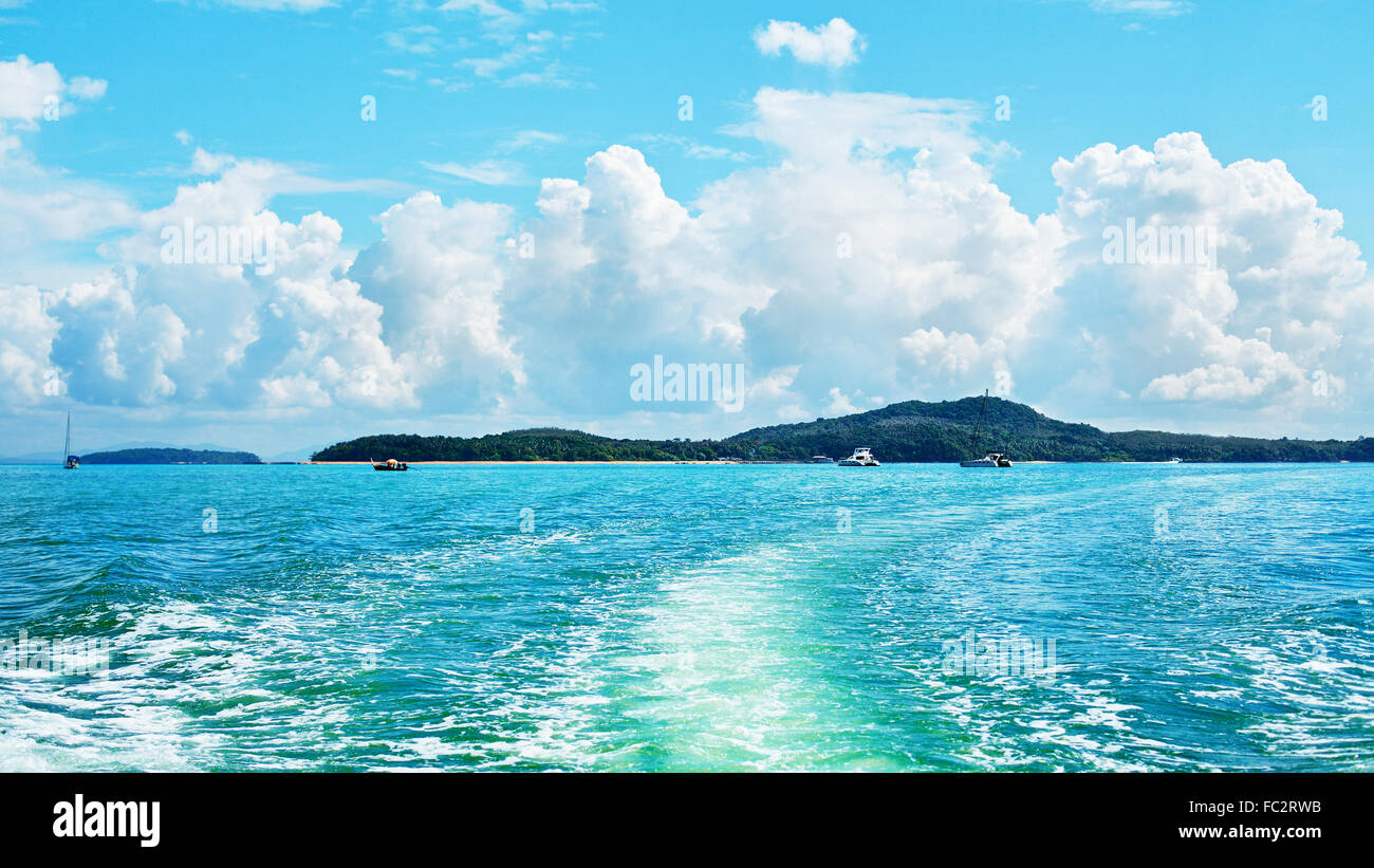 Andaman Sea Shore in Thailand am sonnigen Tag Stockfoto