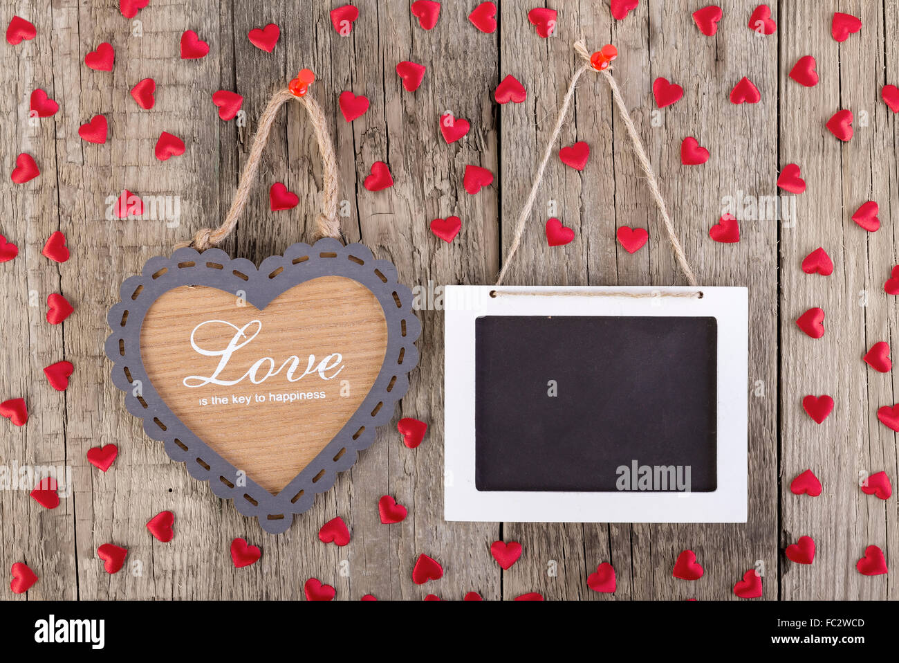 Leere hölzerne Tafel Zeichen und Herz Form Frame Whith Liebe Text auf hölzernen Hintergrund.  Valentinstag Karte Konzept Stockfoto