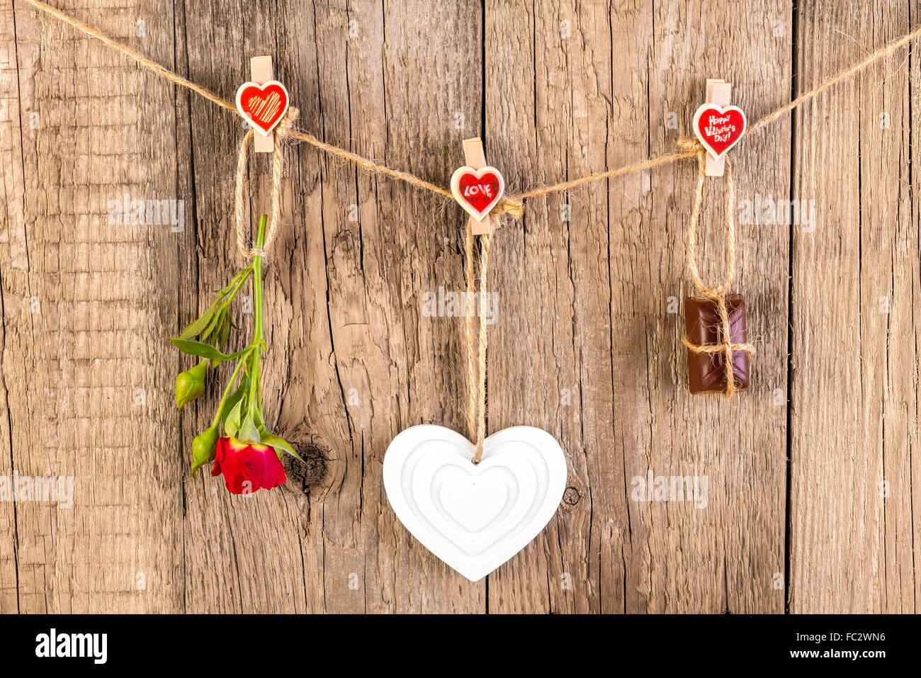 Rote rose mit weißen Form Herz und Schokolade auf hölzernen Hintergrund. Liebe-Konzept. Stockfoto
