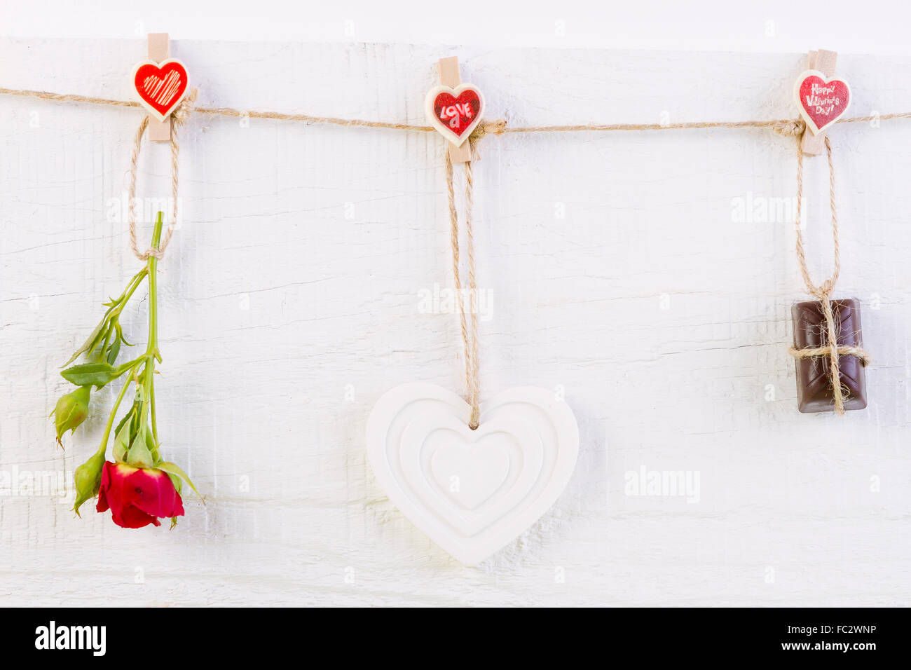 Rote rose mit weißen Form Herz und Schokolade auf weißem Hintergrund aus Holz. Liebe-Konzept. Stockfoto
