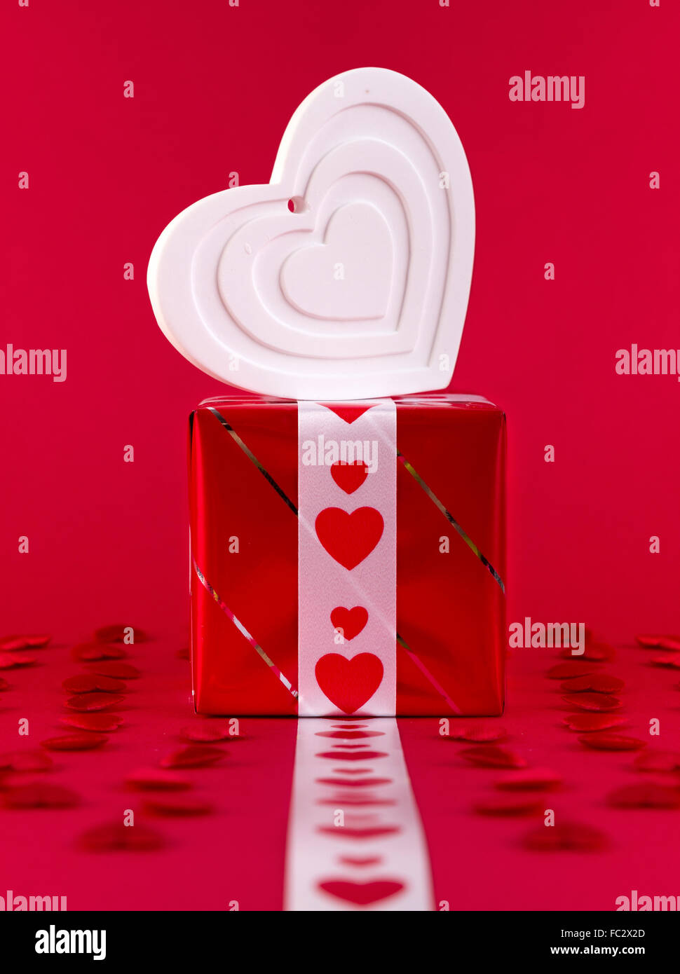 Weiße Form Herz in Geschenkbox auf rotem Grund. Valentines Tag und Liebe Konzept. Stockfoto