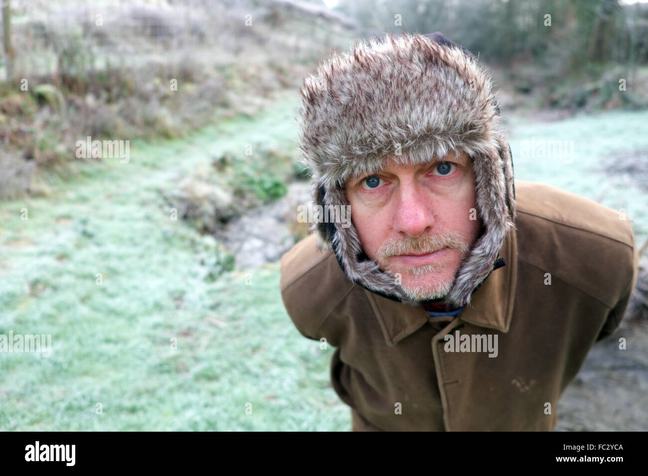 Winter Mann mittleren Alters im Freien tragen Pelzhut in Sub Zero Temperaturen Stockfoto