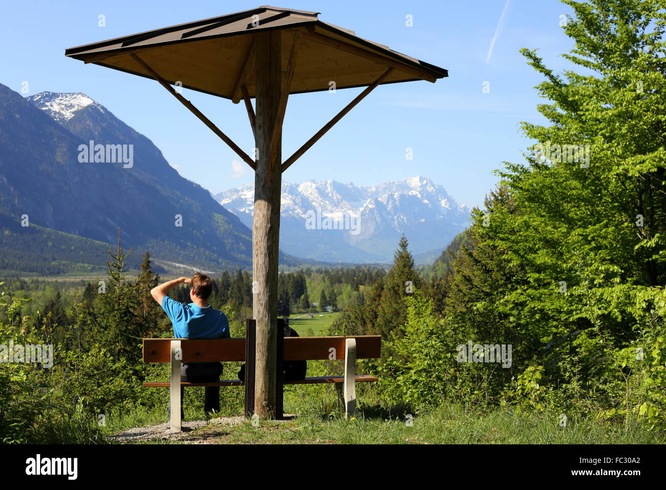 Mann auf Bank Stockfoto