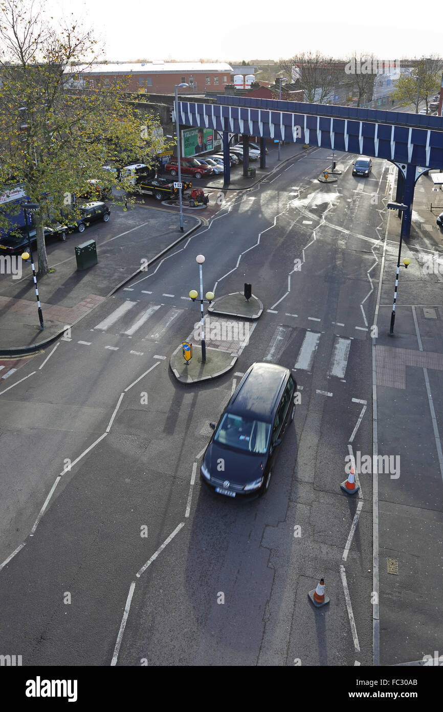 Grobe Sicht auf der Eisenbahnbrücke über die Höhenstraße Leyton bei Leyton Midland Road Station, North London. Zeigt Zebrastreifen. Stockfoto