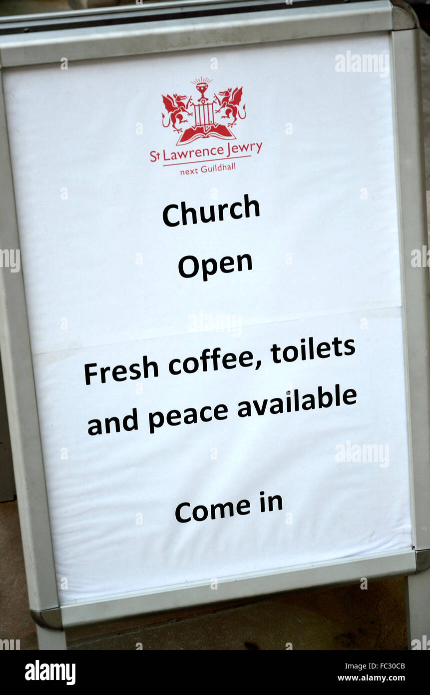 London, England, Vereinigtes Königreich. Kirche von St. Lawrence Jewry in der Nähe von Guildhall - melden Sie außerhalb bietet Kaffee, Frieden und Toiletten Stockfoto