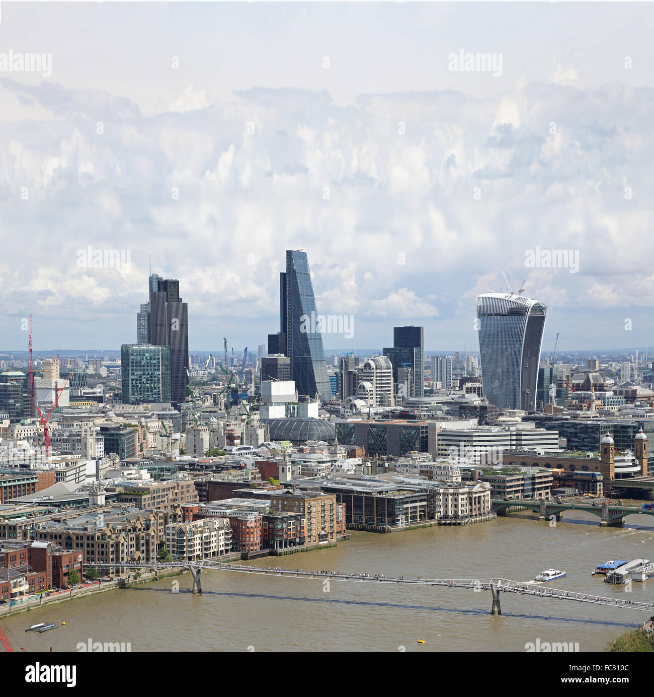 Grobe Sicht auf die City of London. Tower 42 (links) Cheesegrater (Mitte) Walkie-talkie (rechts), Millennium Bridge (unten) Stockfoto