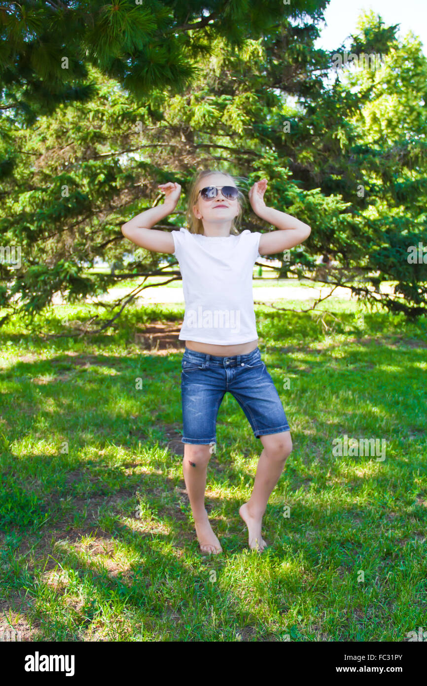 Tanzende Mädchen in Sonnenbrille mit Wunde Knie Stockfoto