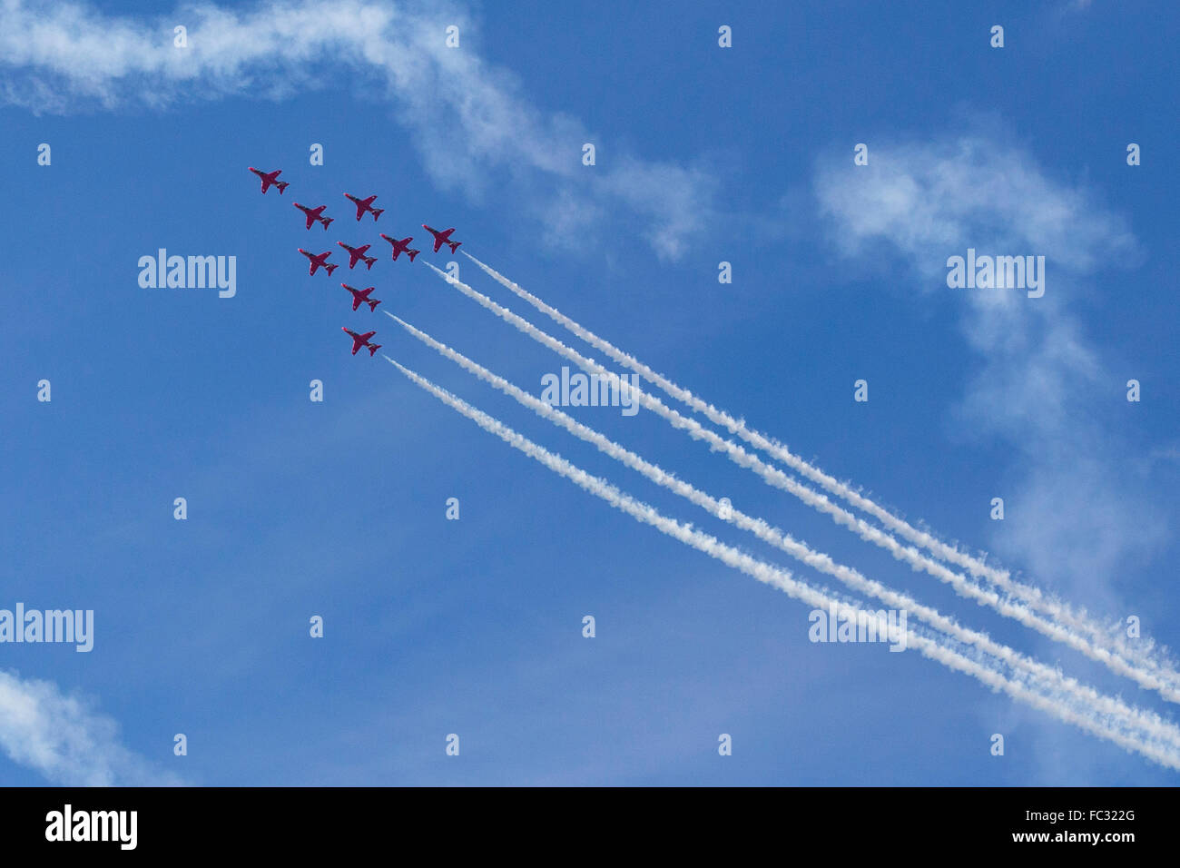 Royal Air Force Red Arrows in BAE Hawk T1 Trainer, Farnborough International Airshow, Farnborough Airport, Rushmoor, Hampshire, England Stockfoto