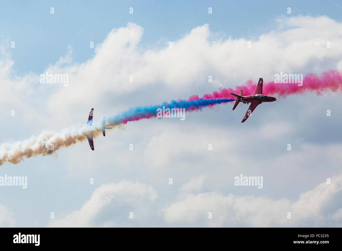 Royal Air Force Red Arrows in BAE Hawk T1 Trainer, Farnborough International Airshow, Farnborough Airport, Rushmoor, Hampshire, England Stockfoto