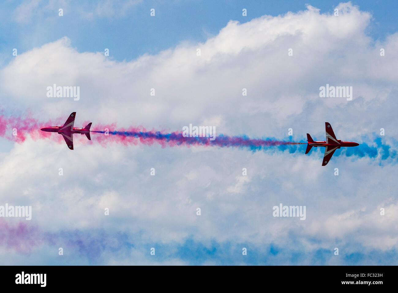 Royal Air Force Red Arrows in BAE Hawk T1 Trainer, Farnborough International Airshow, Farnborough Airport, Rushmoor, Hampshire, England Stockfoto