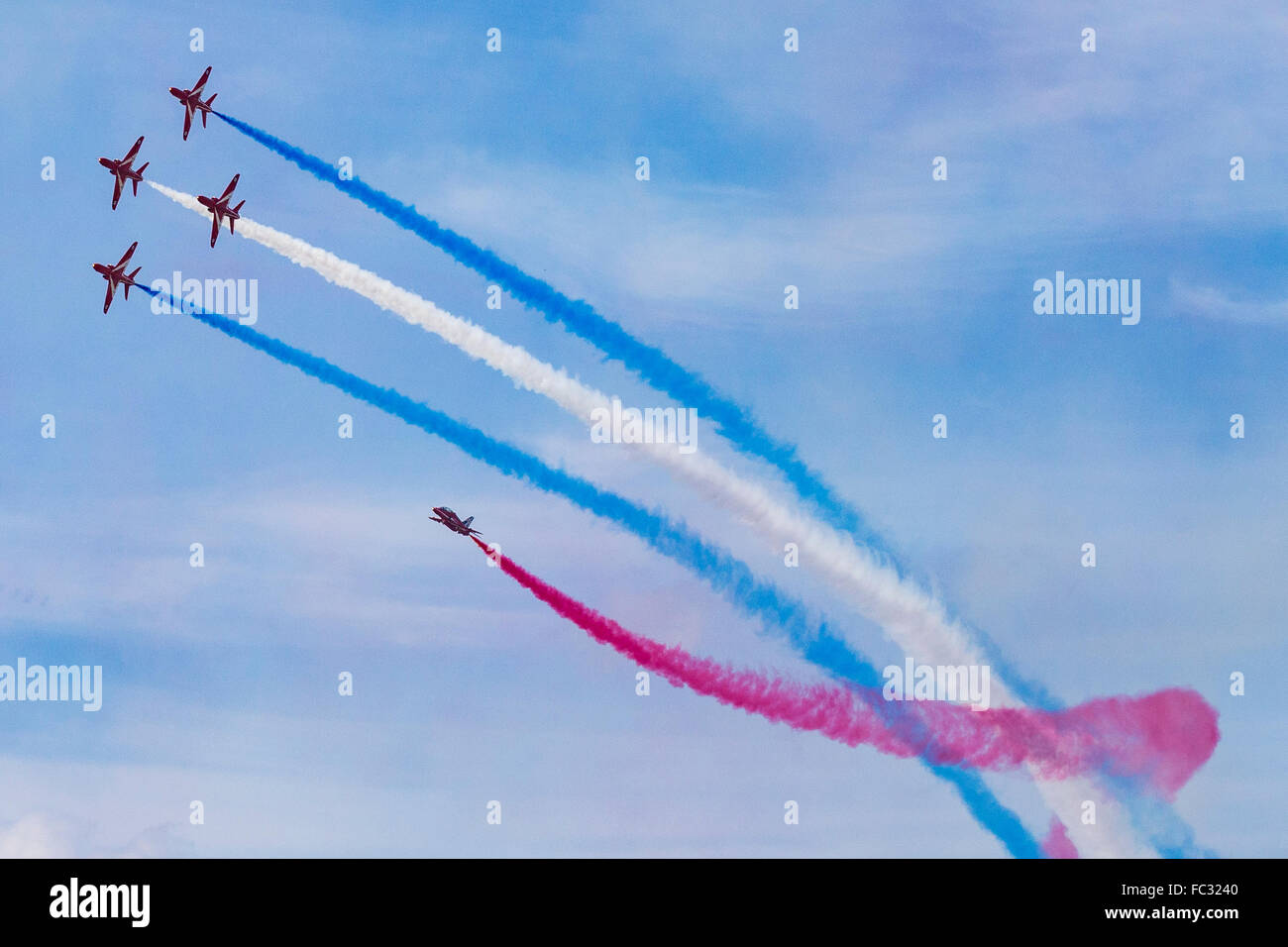 Royal Air Force Red Arrows in BAE Hawk T1 Trainer, Farnborough International Airshow, Farnborough Airport, Rushmoor, Hampshire, England Stockfoto