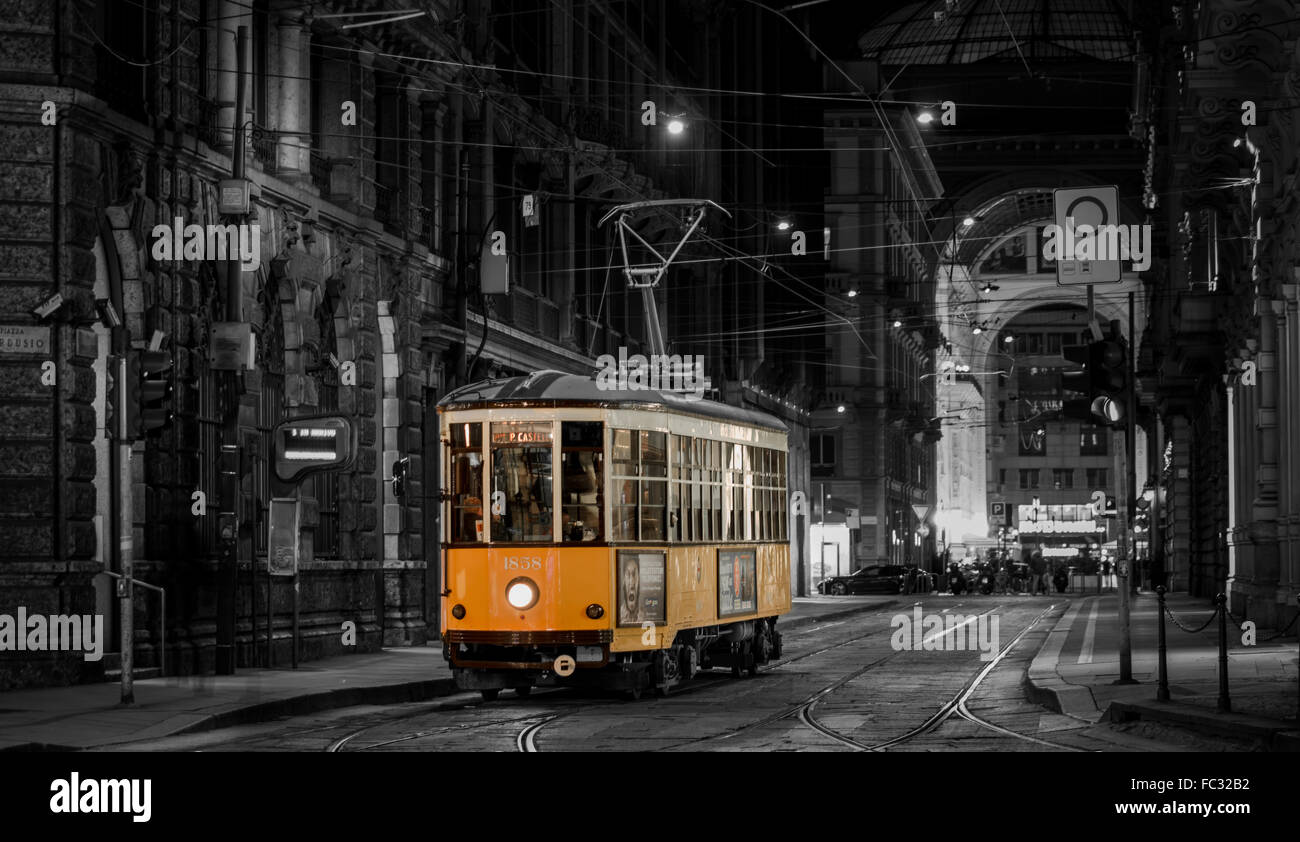 Mian Tram in der Nacht in schwarz und weiß mit farbigen Stil Stockfoto