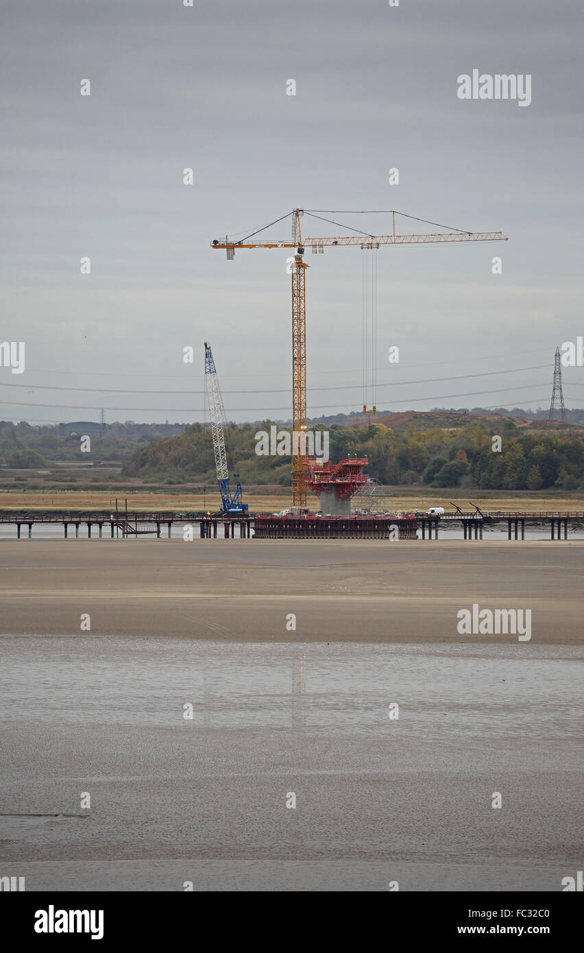 Bau des südlichen Pylon der neuen Mersey Gateway Brücke über den Fluss Mersey von Westen gesehen Stockfoto