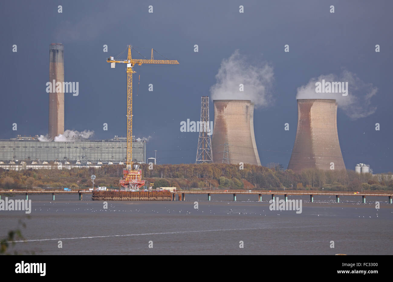 Die Nord-Pylon der neuen Mersey Gateway Brücke über den Fluss Mersey angesehen von der bestehenden Runcorn Brücke Stockfoto