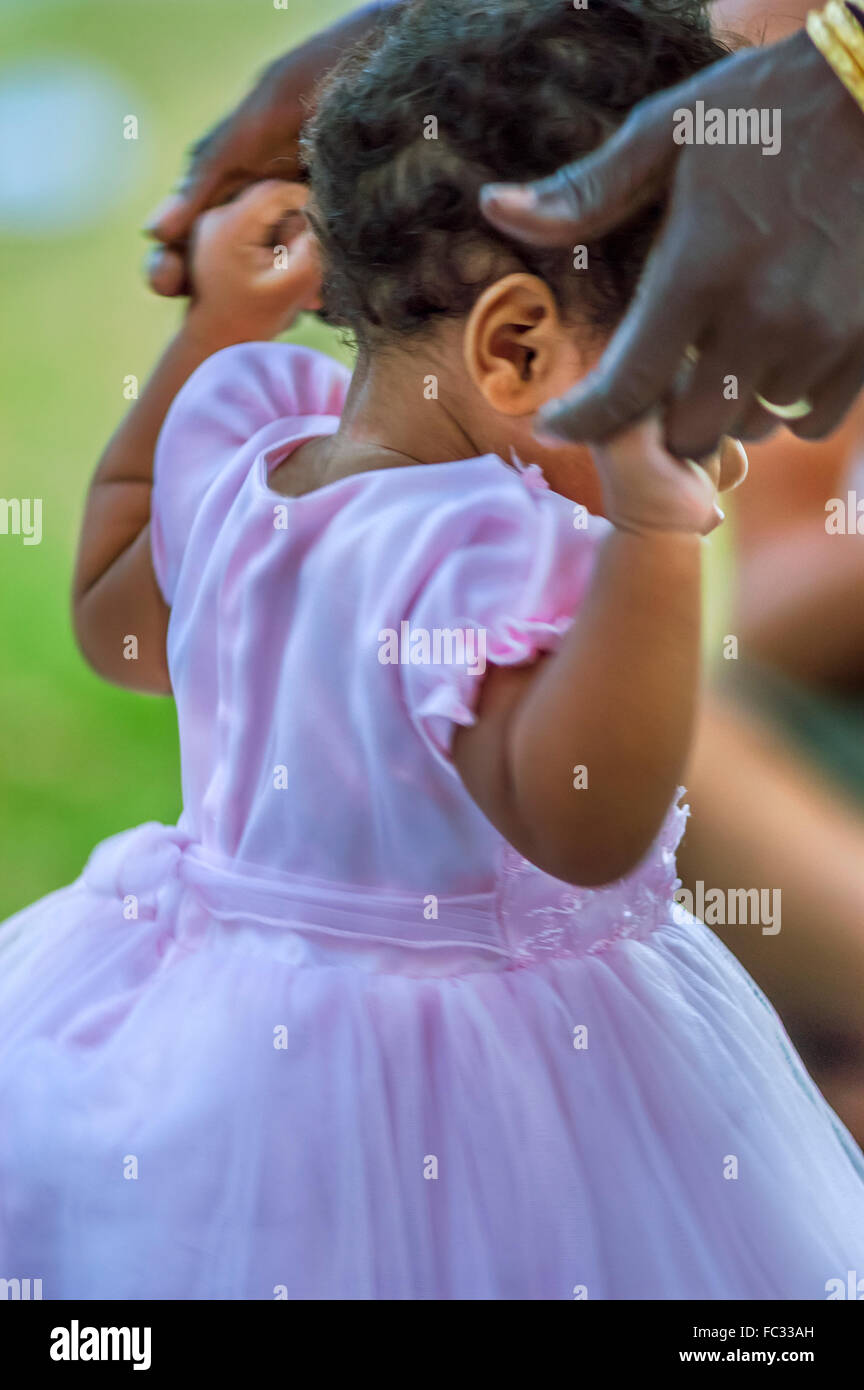 Junge schwarze Kind trägt rosa Kleid Stockfoto