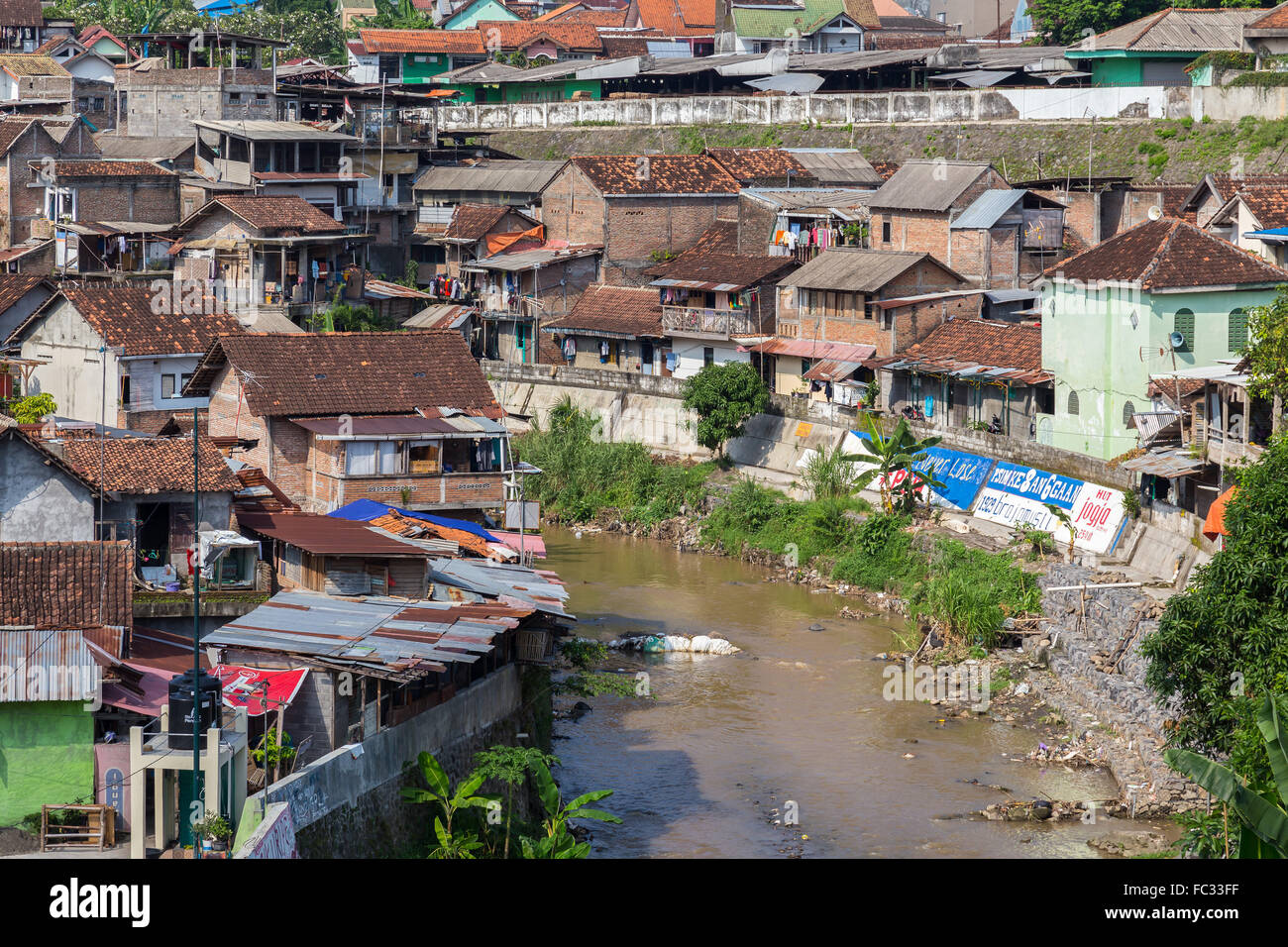Die indonesische am Flussufer Slums von Yogyakarta, Indonesien. Stockfoto