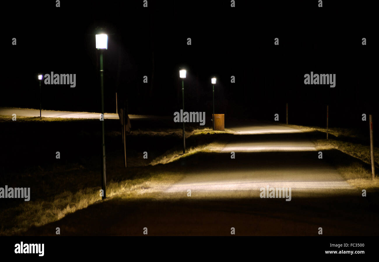 Gehweg mit Laternen in der Nacht Stockfoto