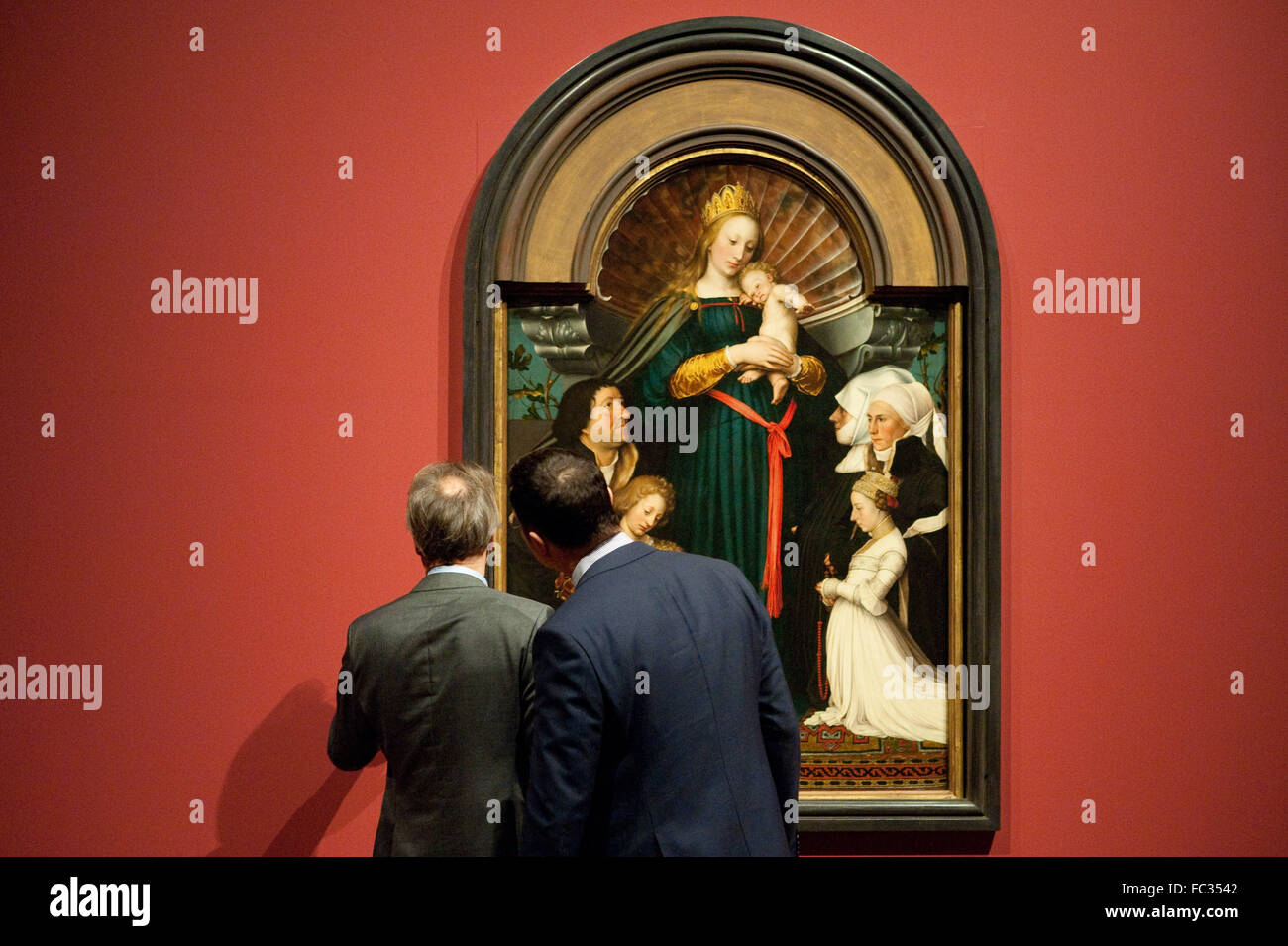 Berlin, Deutschland. 20. Januar 2016. Besucher des Museums stehen vor dem Gemälde "Die Madonna von Jakob Meyer Zum Hasen" (1526-1528) des Malers Hans Holbein der jüngere (1497/98 - 1543) im Bode-Museum in Berlin, Deutschland, 20. Januar 2016. Das Gemälde ist das Herzstück der Ausstellung "Holbein in Berlin. Die Madonna der Wuerth Erhebung und Meisterwerke der staatlichen Museen Zu Berlin, ' öffnet 20. Januar 2016. Foto: KLAUS-DIETMAR GABBERT/Dpa/Alamy Live News Stockfoto