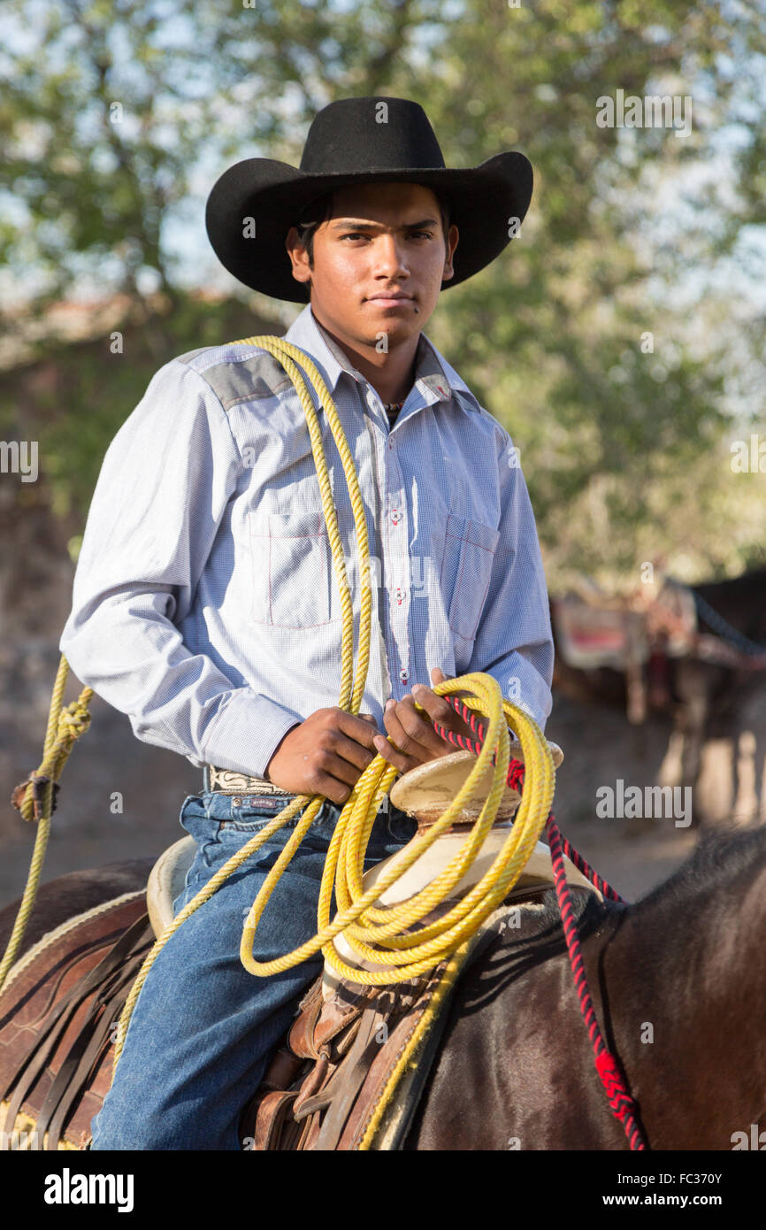 Eine mexikanische Charro oder Cowboy während des Trainings für einen Charreada Wettbewerb auf einer Hacienda-Ranch in Alcocer, Mexiko. Die Charreada ist eine traditionelle mexikanische Rodeo und testet die Fähigkeiten des Cowboys reiten, Abseilen und Vieh zu kontrollieren. Stockfoto