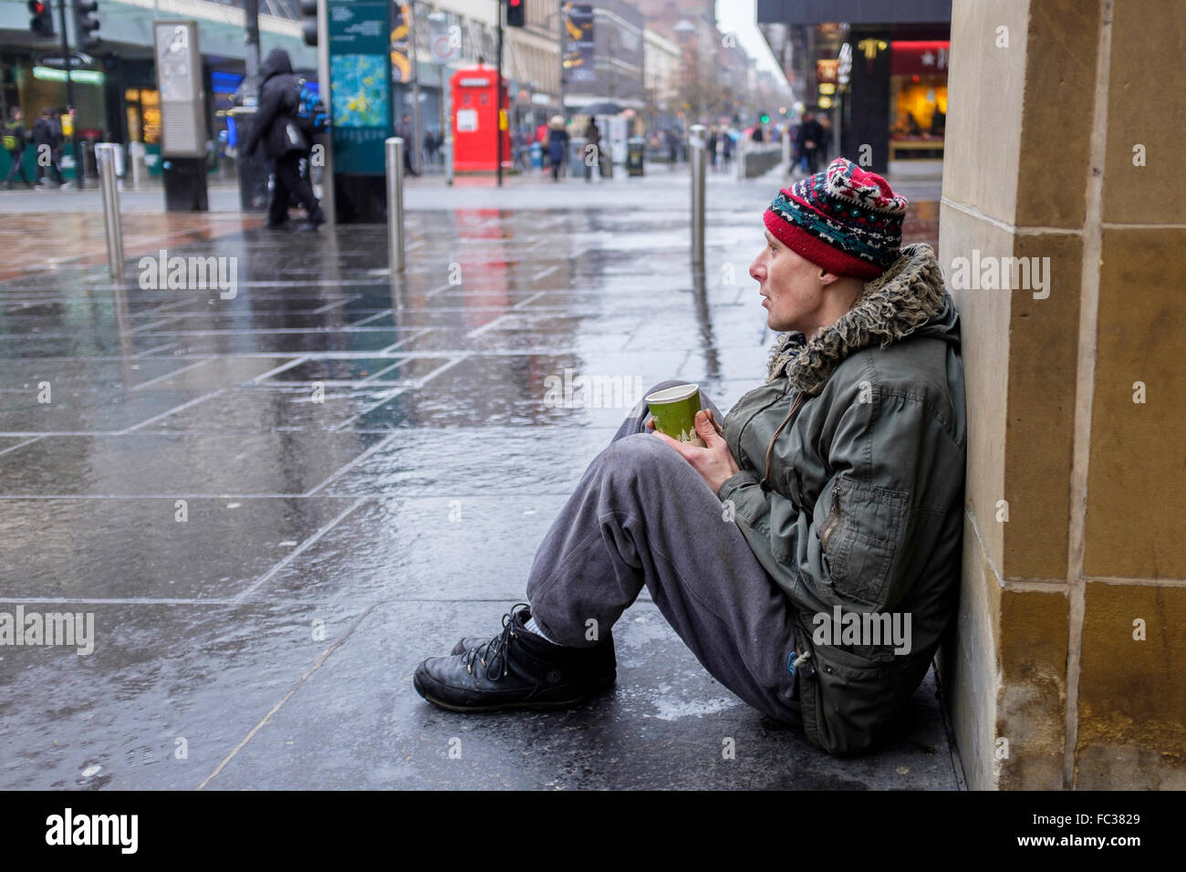 Glasgow, Vereinigtes Königreich. 20. Januar 2016. An dem Tag, als die britische Regierung veröffentlicht seine offiziellen Arbeitslosenzahlen zeigen die niedrigste Arbeitslosenquote seit 10 Jahren insgesamt, verbringt Matthew Murray von Glasgow, sein 10. Jahr obdachlos und arbeitslos, Betteln auf Sauchiehall Street, Glasgow.  Herr Murray, der ein Diplom Gartenbau-Ingenieur, vor 10 Jahren ist brach den Rücken bei einem Unfall und anschließend seinen Job verloren. Heute lebt er in den Obdachlosen Hostels im Stadtzentrum von Glasgow. Bildnachweis: Findlay/Alamy Live-Nachrichten Stockfoto