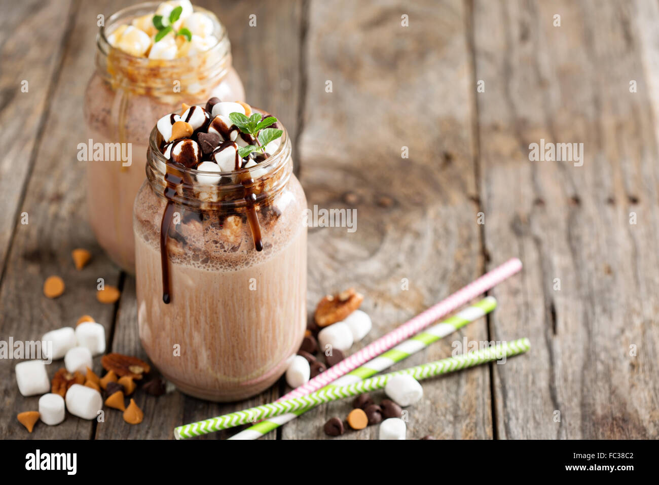 Schoko-Shake mit Tropfen Sauce und Parkgarage Stockfotografie - Alamy