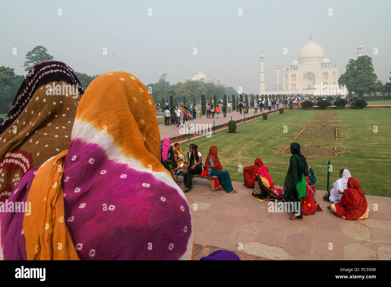 Nicht identifizierte einheimische und Besucher sich erholend nach dem Besuch Taj Mahal in Agra, Uttar Pradesh. Stockfoto