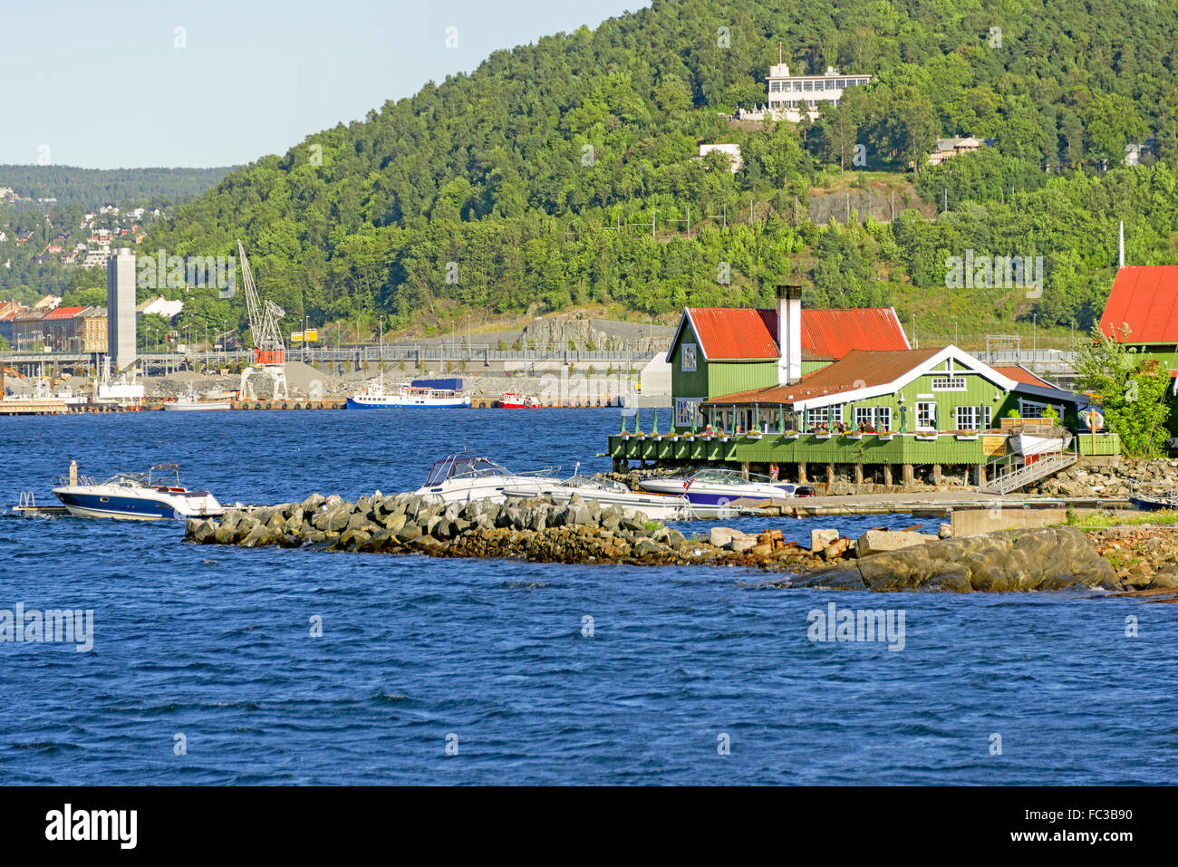 Grünes Haus und Boote am Oslofjord Stockfoto