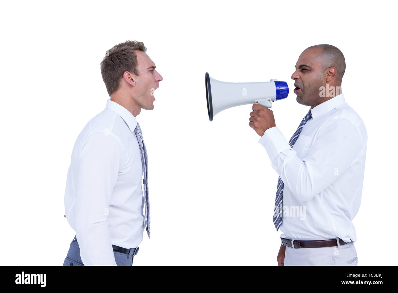 Geschäftsmann mit einem Megaphon an seinem Kollegen schreien Stockfoto