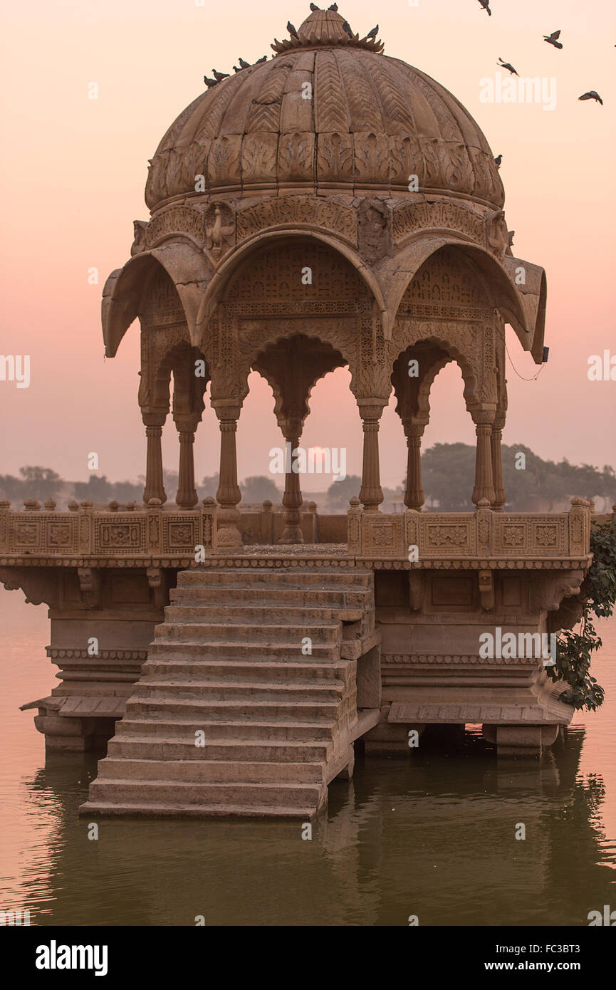 Gadi Sagar Tempel in Gadisar See bei Sonnenaufgang. Der Tempel und der See befindet sich in Jaisalmer, Rajasthan, Nordindien. Stockfoto