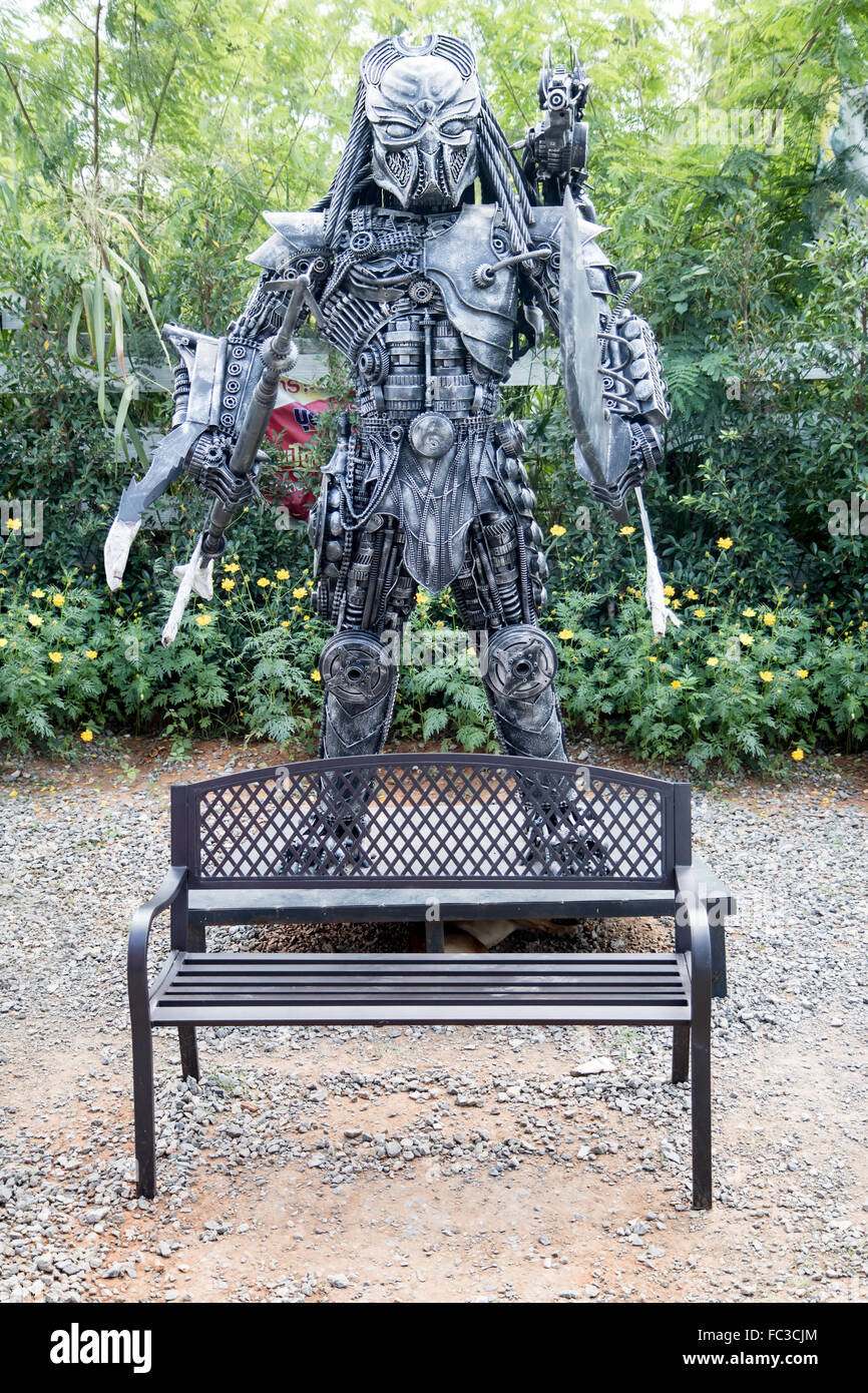 Metall-Statue des Raubtiers im Park mit Sitzbank Stockfoto