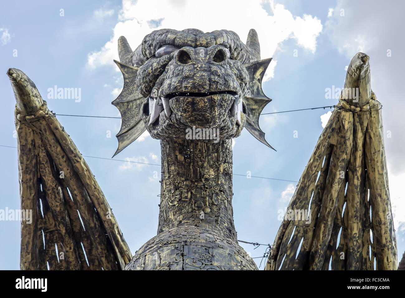 Metall-Statue des Drachens auf Hintergrund des blauen Himmels Stockfoto