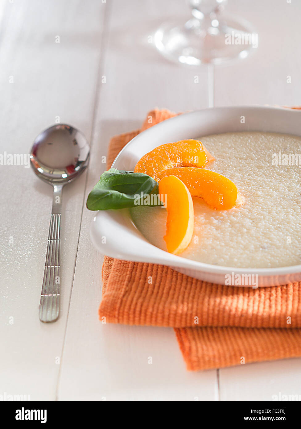 Grieß-Pudding mit Aprikosen Stockfoto