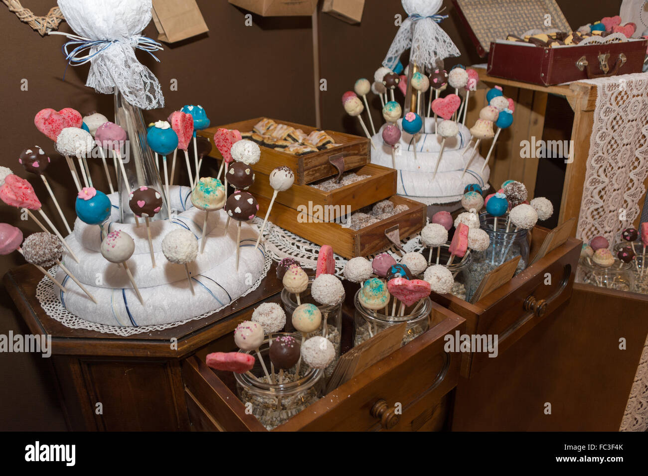 viele bunte Kuchen am Stiel - Cake Pops Stockfoto